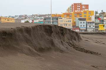 El fuerte oleaje rebana la arena de Melenara/Antonio Rico.